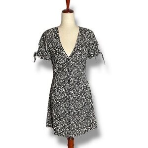 ModCloth Black Granny Floral Button Tie Cuff Shirt Dress Size 2